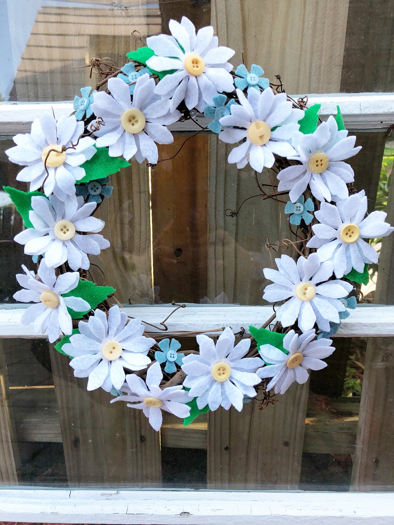 https://www.kuninfelt.com/wp-content/uploads/2018/05/05-18-KUNIN-HAPPY-AS-A-DAISY-WREATH-BETH-WATSON-PHOTO-1-1.jpg